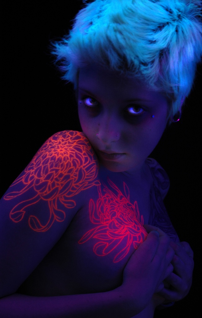 Fluorescentna UV tetovaa na ramenu